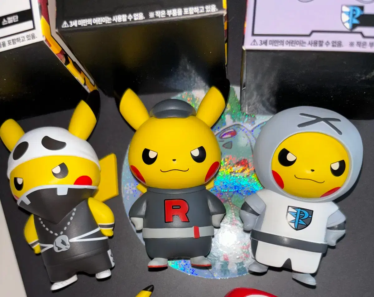 ポケモン本物のピカチュウ悪役コスプレフィギュアバッチ